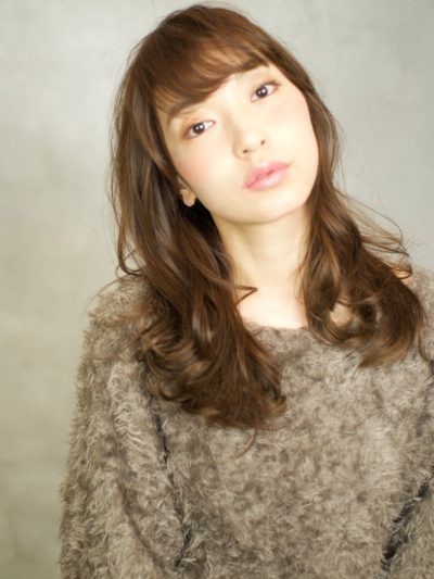 柔らかカールで女子度UP!!女性らしさを引き出す大人セミロング
