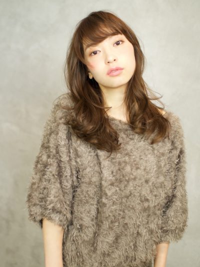 柔らかカールで女子度UP!!女性らしさを引き出す大人セミロング